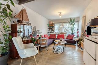 Op zoek naar een ruime woning op een absolute toplocatie? Dit huis te koop op de Laarsebaan te Merksem biedt een unieke combinatie van ruimte, licht en potentieel. Deze quasi halfopen bebouwing staat op een leuk perceel met een gevelbreedte van circa 9,5 meter, wat zorgt voor een goede lichtinval en een brede tuin.<br /><br />Bij het betreden van het huis komt u in de inkomhal met toegang tot de kelder en een apart gastentoilet. De sfeervolle leefruimte op parketvloer staat in directe verbinding met de gezellige keuken. De aangrenzende veranda baadt in het natuurlijk licht en biedt zicht op de zonnige tuin. Vanuit de veranda heeft u tevens toegang tot de ruime garage met sectionale poort.<br /><br />Op de eerste verdieping bevinden zich 3 volwaardige slaapkamers. Hier is er ook de mogelijkheid om een extra badkamer of praktische wasplaats in te richten (toilet reeds aanwezig). De tweede verdieping herbergt een royale vierde slaapkamer met directe toegang tot een ingerichte badkamer met ligbad, lavabo en toilet, alsook een handige vijfde, kleinere kamer. Ook boven werd de stijlvolle parketvloer doorgetrokken. <br /><br />In het huis is al hard gewerkt: bepleistering, schilderwerken, elektriciteit, garagepoort en rioleringen werden aangepakt, de binnendeuren zijn stijlvol strak afgewerkt zonder omlijsting en het dak werd geïsoleerd. Verder beschikt het huis over dubbele beglazing en centrale verwarming op gas via een condensatieketel. Wel vergt het huis nog verdere afwerking om het volledig naar eigen smaak in te richten. <br /><br />Bijzonderheden:<br />- Gegeerde locatie op de Laarsebaan te Merksem<br />- Royale gevelbreedte van ca. 9,5 meter met brede en zonnige tuin<br />- Ruime garage met sectionale poort<br />- Mogelijkheid tot het creëren van 2 badkamers<br /><br />Dit pand is gelegen in een uiterst geliefde buurt in Merksem. Winkels, scholen, openbaar vervoer en groene parken bevinden zich allemaal op wandelafstand. Een ideale kans voor wie wil investeren op een toplocatie!<br /><br />Bent u geïnteresseerd om dit vastgoed te kopen in Merksem? Aarzel dan niet om ons te contacteren. Het Dewaele vastgoedkantoor van Merksem te Lambrechtshoekenlaan 183 staat graag tot uw dienst. Had u graag een gratis schatting van uw eigendom via ons immokantoor? Bel ons voor een vrijblijvend gesprek of mail naar maxime.weyler@dewaele.com.<br /><br />Bestuursmaatregelen in het maatregelenregister: nee