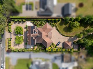 Cette villa impressionnante vous accueille avec une atmosphère de classe et de tranquillité, magnifiquement située sur un terrain de 3 241 m²...