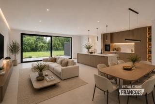 OPEN HUIS ZONDER AFSPRAAK - 23/09/2026 - 17-19U<br /><br />Bent u op zoek naar een energiezuinige nieuwbouwwoning waar u nog uw eigen stempel op kunt drukken? Dan is deze recente gesloten bebouwing, opgeleverd in 2025, ongetwijfeld een unieke opportuniteit. Gelegen op een vlot bereikbare locatie in Sint-Lievens-Houtem combineert deze woning hedendaags wooncomfort. Bij het betreden van de woning komt u terecht in een ruime inkomhal met gastentoilet en voldoende plaats voor een vestiaire. Vanuit de inkomhal bereikt u zowel de ruime inpandige garage als de lichtrijke woon- en eetkamer. Dankzij de grote raampartijen geniet de leefruimte van een overvloed aan natuurlijk licht en een mooi zicht op het aangelegde terras en de achterliggende tuin. De keuken vormt het centrale hart van de woning en wordt volledig afgestemd op uw persoonlijke woonwensen. Als koper beschikt u over een keukenbudget van €15.000, waardoor u de keuken volledig naar eigen smaak en stijl kunt laten realiseren. Op de eerste verdieping bevinden zich drie volwaardige slaapkamers en een smaakvol ingerichte badkamer die reeds volledig werd afgewerkt. Via een vaste trap bereikt u de tweede verdieping, een polyvalente ruimte die perfect kan ingericht worden als vierde slaapkamer, bureau, hobbyruimte of extra leefruimte. Hierdoor groeit de woning moeiteloos mee met uw toekomstige woonbehoeften. Ook op technisch vlak voldoet deze woning aan de hoogste hedendaagse normen. Zo beschikt ze over een ventilatiesysteem type D, zonnepanelen en een gunstig E-peil 30, wat garant staat voor een energiezuinige en comfortabele woonervaring. Buiten sluit het aangelegde terras naadloos aan op de tuin, waar u geniet van een aangenaam groen uitzicht en alle rust om te ontspannen. De totale vraagprijs bedraagt €475.000 en bestaat uit een grondaandeel van €115.000 en een constructiewaarde van €360.000. Voldoet u aan de geldende voorwaarden, dan kan u de constructie aankopen aan het verlaagde btw-tarief van 6%, wat een aanzienlijk financieel voordeel kan opleveren.<br /><br />