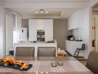 Dit statige, instapklare handelspand met woonst aan de Boelare 108 in Eeklo biedt een unieke kans. Het is ideaal als opbrengsteigendom of als perfecte uitvalsbasis voor ondernemers, dankzij de twee gescheiden units (kantoor en appartement).Volledig gerenoveerd in 2015, beschikt dit pand over een uitstekend EPC-label B, wat garant staat voor duurzaamheid en lage energiekosten.Indeling:1. Gelijkvloers kantoorruimte, ideaal voor een vrij beroep of kantoor. De unit is ruim en praktisch ingedeeld met:- Ontvangstlokaal- 3 bureauruimtes- Vergaderzaal- Keuken, toilet en archief- Douchecel- Koer/terras2. Triplex appartement (momenteel verhuurd):Dit lichtrijke triplex appartement is momenteel verhuurd en biedt onmiddellijk rendement.- Gelijkvloers: Inkomhal, fietsen- en afvalberging.- Verdiep 1: Moderne keuken, eet- en leefruimte, berging en terras.- Verdiep 2: Twee volwaardige slaapkamers (13,58 m²) en (12,39 m²).Troeven:- Onmiddellijk rendement door het verhuurde appartement- EPC B: Zeer energiezuinig- Toplocatie aan de Boelare- Volledig gerenoveerd in 2015- Duurzame afwerking- Perfect voor de combinatie wonen en werkenInteresse? Contacteer ons voor meer informatie over Boelare 108.