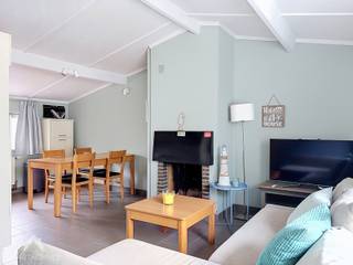 <p>In het vakantiepark Sunparks te Oostduinkerke, vinden we deze gerenoveerde en bemeubelde vakantiewoning met zuid gerichte tuin te koop.</p>
<p>De woning bestaat uit een gezellige leefruimte, volledig uitgeruste keuken met eetplaats, 2 slaapkamers, vernieuwde badkamer (ligbad met douchemogelijkheid, lavabomeubel en toilet), bergruimte met aansluiting voor de wasmachine en droogkast en de zonnige tuin biedt de nodige privacy en maakt van deze vakantiewoning een ideale tweede verblijf aan zee!</p>
<p>TROEVEN</p>
<ul>
<li>Instapklaar</li>
<li>Op 1 km van zee en eveneens nabij Nieuwpoort-Bad</li>
<li>Zonnige tuin met tuinberging</li>
<li>Het vakantiedomein Sunparks beschikt over een subtropisch zwembad, sportfaciliteiten, vijver, supermarkt, restaurant e.d.</li>
<li>Grote parking</li>
</ul>
<p>Deze vakantiewoning is te koop ZONDER makelaar via het concept van Smart Houses! Verdere inlichtingen of bezoek? Contacteer rechtstreeks de eigenaar (Bij voorkeur na 17u) via +32474288939</p>