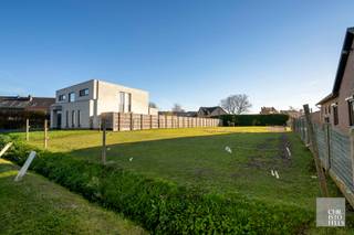 AFMETINGEN BOUWKAVEL:Perceelbreedte straatkant: ca 17,8mPerceelbreedte achterkant: ca 21,6mPerceeldiepte links: ca 49,5mPerceeldiepte rechts: ca...