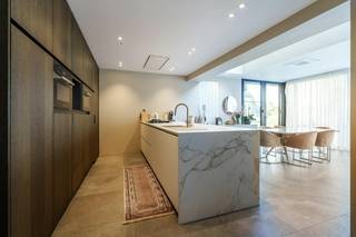 Deze karaktervolle eigendom biedt een bewoonbare oppervlakte van maar liefst 419 m² op een perceel van 1.426 m², gelegen op een uitstekende commerciële locatie in Roeselare.<br /><br />De woning combineert comfortabel wonen met professioneel werken dankzij het afzonderlijke commerciële gedeelte met eigen ingang. <br /><br />De woning beschikt momenteel over 5 slaapkamers, waarvan één kleinere kamer. Daarnaast bestaat de mogelijkheid om een valse wand te verwijderen, waardoor eenvoudig een 6de slaapkamer kan worden gecreëerd. Dankzij de ruime volumes en flexibele indeling biedt deze eigendom tal van mogelijkheden voor grote gezinnen, thuiswerkers of ondernemers.<br /><br />Indeling woning<br /><br />Gelijkvloers<br /><br />- Inkomhal<br />- Twee polyvalente ruimtes links en rechts van de inkomhal<br />- Afzonderlijk toilet<br />- Ruime leefruimte<br />- Eetplaats<br />- Keuken<br />- Berging<br />- Wasruimte<br />- Kelder<br /><br />Verdieping<br /><br />- 5 slaapkamers (waarvan 1 kleinere slaapkamer)<br />- Mogelijkheid tot creëren van een 6de slaapkamer<br />- Badkamer<br />- Nachthal<br />- Extra keuken<br /><br />Commercieel gedeelte (afzonderlijke ingang)<br />- Ontvangstruimte<br />- 3 afzonderlijke bureaus of praktijkruimtes<br />- Keuken<br />- Eet- of vergaderruimte<br />- Sanitair<br /><br />Buiten<br />- Perceel van 1.426 m²<br />- Ruime tuin<br />- Voldoende parkeermogelijkheden<br /><br />Dankzij de combinatie van een ruime woning, een afzonderlijk commercieel gedeelte, de grote bewoonbare oppervlakte en de uitstekende bereikbaarheid vormt deze eigendom een unieke opportuniteit voor wie wonen en ondernemen wil combineren op een toplocatie in Roeselare.<br /><br /><br /><br />Bestuursmaatregelen in het maatregelenregister: nee<br /><br />Deze AI-visualisaties zijn bedoeld als inspiratie. Er werd geen rekening gehouden met technische specificaties, stedenbouwkundige voorschriften of de concrete mogelijkheden tot realisatie.