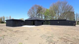 Deze instapklare en totaal gerenoveerde woning combineert comfort, ruimte en een rustige ligging. Bij het betreden van de woning kom je in de...