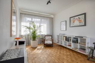 <p><strong>Prachtig gerenoveerd en energiezuinige penthouse met authentieke charme en een dubbele inpandige garage.<br /><br />MAAK UW AFSPRAAK ONLINE VIA WWW.LISTINGS.BE - RESERVATIE VERPLICHT.<br /></strong></p>
<p><strong>Indeling:<br /></strong>Het appartement <strong>ademt sfeer en karakter</strong> dankzij de royale plafondhoogte, de warme parketvloeren en <strong>prachtig bewaarde authentieke elementen.</strong> De masterbedroom, de volledig uitgeruste keuken, de eetkamer en het terras zijn <b>zuidgeoriënteerd</b>. Hierdoor geniet u <b>vanaf de vroege ochtend</b> tot in de late namiddag van een heerlijke zon in huis.<br /><br />Het appartement beschikt over een bruto oppervlakte van ca. 104m² en werd de afgelopen jaren voorzien van moderne technieken die zorgen voor optimaal wooncomfort en een <strong>laag energieverbruik.<br /></strong>Overal <strong>dubbele beglazing</strong> en rolluiken aan de achterzijde.<br />Gemeenschappelijke centrale verwarming op gas met energiezuinige hoogrendementsketel (2019).<br /><strong>Slimme elektrische waterboiler </strong>(2020), handig vanop afstand te bedienen via wifi.<br /><strong>Airconditioning</strong> met hetelucht in de leefruimte en de masterbedroom.<br />2 Bio ethanol haard.<br /><strong>Asbestvrij.</strong><br /><strong>Verwarmde wasberging</strong> op het gelijkvloers.<br />Maandelijkse provisie van ca. 145,- EUR (Blokpolis, verbruik/onderhoud van de gemeenschappelijke delen + privé verbruik verwarming en water).<br /><br />U komt terecht in een rustig en goed onderhouden gebouw met slechts vier appartementen. Omdat er geen professionele syndicus is aangesteld, blijven de <strong>maandelijkse gemeenschappelijke kosten laag.<br /><br /></strong>Bij het appartement hoort een ruime, <strong>dubbele inpandige garage (vraagprijs: 39.500,- EUR), </strong>verplicht mee aan te kopen.<br /><br /><strong>Ligging:</strong><br />De ligging in de <strong>felbegeerde Tentoonstellingswijk</strong> is een absolute troef. Vlak aan de Expo, Wezenberg, parken,... Het appartement heeft een <strong>uitstekende bereikbaarheid </strong>dankzij de perfecte ontsluiting: u bent in een mum van tijd op de A12, E19 en aan de Kennedytunnel (E34/E17). Vélostation en openbaar vervoer voor de deur!</p>