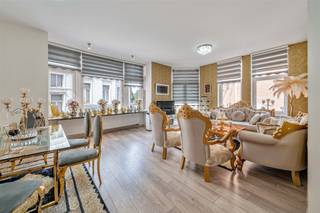 <p><span>Bent u op zoek naar een appartement met potentieel op een centrale ligging in Aalst? Dan is dit appartement op de tweede verdieping zeker het ontdekken waard. Dankzij de gunstige ligging bevinden winkels, horecazaken, openbaar vervoer en tal van voorzieningen zich op wandelafstand, terwijl ook de verbinding naar de E40 vlot bereikbaar is.</span></p><p><span>Het appartement beschikt over een praktische indeling en aangename leefruimtes. Bij het binnenkomen komt u terecht in de lichtrijke woonkamer, waar voldoende plaats is voor een comfortabele zit- en eethoek. Aansluitend bevindt zich de keuken, die functioneel is ingericht en alle mogelijkheden biedt voor dagelijks gebruik.</span></p><p><span>Verder beschikt het appartement over een badkamer en twee volwaardige slaapkamers, wat het geschikt maakt voor zowel eigen bewoning als verhuur.</span></p><p><span>De huidige huuropbrengst bedraagt 7.719,96 euro per jaar. De reële verhuurwaarde wordt geschat op minstens 775 euro per maand, wat aantoont dat er nog interessant potentieel is om het rendement verder te optimaliseren.</span></p><p><span>Dankzij de centrale ligging en het investeringspotentieel vormt dit appartement een interessante opportuniteit voor zowel investeerders als wie op zoek is naar een woning in het centrum van Aalst. Voor meer informatie of een bezoek kunt u contact opnemen met Sébastien van Immo Zone op het nummer 0486/ 41. 85. 66.</span></p>
