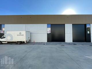 Nieuwbouw KMO-unit met een oppervlakte van +/- 164 m² en 1 privatieve parkeerplaats te huur. Fantastisch gelegen langs de Kwadestraat in de schaduw van het Westwing Park.<br /><br />Het casco magazijn is opgebouwd uit een staalconstructie met een buitenschil bestaande uit een combinatie van geïsoleerde betonpanelen en sandwichpanelen. De loods, brandklasse B, heeft een vrije hoogte van +/- 6 meter en is toegankelijk via een automatische sectionale poort (4 m B x 4,5 m H) met een aparte toegangsdeur en glaspartij. Verder is er verlichting, water en elektriciteit aanwezig. <br /><br />De unit maakt deel uit van het bedrijvenpark "Hexahub" dat ondernemen combineert met een knappe architectuur. De strategische ligging, pal in het hart van ondernemend Roeselare, aan afrit Rumbeke, AZ Delta en Westwing Park, zorgt voor een vlotte bereikbaarheid en biedt een uitstekende uitvalsbasis voor de hele regio.<br /><br />Ruime parkeer- en manoeuvreerruimte voorzien op het terrein. <br />Onmiddellijk beschikbaar.<br /><br />Contacteer PANORAMA B2B voor bijkomende inlichtingen, plannen of een vrijblijvend plaatsbezoek 050 300 800.