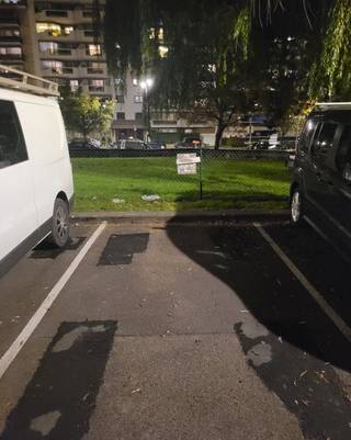 MOLENBEEK-SAINT-JEAN, Boulevard Edmond Machtens, outdoor parking space: €110/month. Available on 01/07/2025. INFORMATION: gestion.bruxelles@op.be