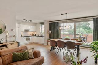 <p><strong>Instapklaar appartement met 2 slaapkamers, ruim terras, garage en kelderberging in Achterbroek</strong></p>
<p><strong>Huurprijs: 1.050,- EUR per maand + 20 EUR per maand gemeenschappelijke kosten</strong><br /><strong>Kosten plaatsbeschrijving zijn 50/50 te betalen door huurder en verhuurder</strong><br /><strong>Huurwaarborg = 3 maanden</strong><br /><strong>Beschikbaar per 01/10/2026</strong><br />***</p>
<p><strong>Indeling<br /></strong>- Inkomhal met toegang tot de verschillende ruimtes<br />- <strong>Ruime en lichtrijke leefruimte</strong> met groot aluminium schuifraam<br />- Rechtstreekse toegang tot het <strong>ruime terras</strong><br />- De <strong>open, recent vernieuwde keuken</strong> sluit naadloos aan op de leefruimte en is uitgerust met een inductiekookplaat, dampkap, combi-oven en vaatwasser en biedt veel werk- en opbergruimte<br />- Praktische berging met aansluitingen voor wasmachine en droogkast<br />-<strong> Ruime master bedroom</strong> <br />- Tweede slaapkamer<br />- Badkamer uitgerust met een ligbad met douchemogelijkheid, dubbele lavabo en modern badkamermeubel<br />- Apart gastentoilet</p>
<p><strong>Bijzonderheden:<br />- GEEN LIFT<br /></strong>-<strong> Centrale ligging</strong> nabij winkels, scholen en centrum Achterbroek<strong><br /></strong>-<strong> Ruim terras</strong><strong><br /></strong>- <strong>Afzonderlijke garage </strong>met electriciteit<strong><br /></strong>- <strong>Privatieve kelderberging<br /></strong>- <strong>Gunstig EPC<br /></strong>- Instapklaar appartement met lage onderhoudskosten</p>
<p></p>
<p></p>