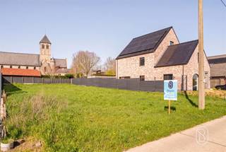 Deze brouwgrond is prachtig gelegen (zicht op groen, en op de kerk), en geschikt voor de bouw van een open bebouwing. Geen bouwverplichting. Veel potentieel!