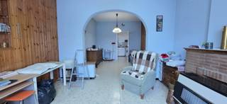 <u><strong>PLUSPUNTEN:</strong></u><br />+ TOP-ligging<br />+ Veel potentieel<br />+ Onderhoudsvriendelijke tuin<br /><br />Deze woning biedt een uitstekende kans voor wie een ruim pand zoekt dat volledig naar eigen smaak gerenoveerd kan worden. Gelegen in een residentiële buurt, met een vlotte verbinding naar zowel Hasselt als Sint-Truiden, combineert deze halfopen bebouwing het beste van twee werelden: de rust van landelijk wonen en de nabijheid van stadsvoorzieningen.<br /><br /><u><strong>INDELING:</strong></u><br />De woning, gebouwd in 1935, heeft een bruikbare oppervlakte van 139m² en bestaat uit drie verdiepingen. Hoewel het pand te renoveren is, biedt de solide basisstructuur veel potentieel om het om te vormen tot een prachtige gezinswoning.<br /><br />Bij binnenkomst tref je een praktische indeling met een ruime woonkamer met aansluitend een grote keuken. De badkamer bevindt zich eveneens op het gelijkvloers. De aanpalende garage zorgt voor extra comfort, wel zo handig voor extra opslagruimte en makkelijk parkeren. Zo staat je wagen altijd veilig en droog binnen. <br /><br />Op de eerste verdieping bevinden zich 2 degelijke slaapkamers. Nood aan meer ruimte? Via een vaste trap kom je op de 2de verdieping waar een grote zolder wacht om omgetoverd te worden tot master bedroom, gastenkamer, kantoor- of hobbyruimte. <br /><br />De woning beschikt daarnaast over een kelder van 20m², wat voldoende opslagmogelijkheden biedt en bijdraagt aan de functionele ruimte in de woning.<br /><br />De tuin biedt nodigt uit tot het creëren van een rustige buitenruimte, waar je kunt genieten van de groene omgeving. <br /><br />Scholen en dagelijkse voorzieningen zoals winkels, restaurants en ontspanningsmogelijkheden bevinden zich allemaal binnen een straal van 5 kilometer. In het nabijgelegen Domein Nieuwenhoven is één van de hotspots om te wandelen, fietsen en tot rust te komen. <br /><br />Kortom, deze woning biedt een ideale kans voor wie op zoek is naar een groot pand met veel potentieel in een residentiële, maar goed bereikbare omgeving. <br /><br /><u><strong>CONTACT:</strong></u><br />Zie jij ook al het potentieel van deze woning?<br />Contacteer mij voor meer info of een vrijblijvende bezichtiging via 011/49.75.90.<br /><br /><em>De vermelde oppervlaktes zijn slechts indicatief. Katrien Wouters - creating IMMOtions kan niet verantwoordelijk gesteld worden voor de juistheid van de aan haar verstrekte gegevens.  </em>