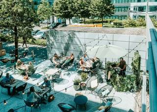 Uitstekend gelegen instapklare kantoren/polyvalente ruimtes van 250 m² tot 5.500 m² te huur naast de Brusselse Ring in de noordelijke periferie van Brussel. De ruimtes maken deel uit van het kwalitatieve park "The Sage" bestaande uit drie individuele moderne gebouwen in een groene zone. De tijdloze elegantie van het geheel is een perfecte weerspiegeling van uw professioneel imago. Elk gebouw heeft zijn eigen ondergrondse en bovengrondse parkeergelegenheid. Op de site zelf vindt u een recent vernieuwd restaurant, fietsparking, elektrische laadstations, ... De kantoren zijn voorzien van o.a. verhoogde vloeren, airco en lift. Contacteer PANORAMA voor bijkomende inlichtingen, plannen of een vrijblijvend plaatsbezoek 0477 09 00 09.