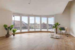 in optie !Dit duplex-appartement met een oppervlakte van 102 m² is gelegen in het centrum van Sint-Niklaas nabij het station. Het omvat een grote leefruimte en keuken die een mooi harmonieus en lichtrijk geheel vormen, één slaapkamer, badkamer met douche, apart toilet en praktische berging.Vanop het unieke, ronde terras geniet u een prachtig uitzicht.Het derde verdiep omvat een extra slaapkamer/bureau/...Bovendien is er een gemeenschappelijke fietsenberging beschikbaar.