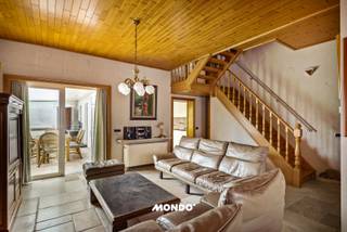 Interesse? Plan direct je bezoek:📧 tim@mondovastgoed.be <br /><br />Droom je van een woning die je volledig naar eigen hand kunt zetten, zonder in te boeten op ruimte of ligging? <br />Aan de Steenweg op Vilvoorde 238 staat deze uiterst solide halfopen bebouwing klaar voor haar volgende hoofdstuk. <br /><br />Met een indrukwekkende bewoonbare oppervlakte van maar liefst 206 m² biedt dit pand een zeldzame combinatie van volume, flexibiliteit en potentieel. <br />Uitnodigende inkomhal, royale leefruimte, keuken, badkamer, praktische berging, veranda én een droge provisiekelder. <br />Eerste verdieping: Nachthal met meerdere volwaardige slaapkamers plus een flexibele bureau- of hobbyruimte. <br /><br />Zolder: Riante zolderverdieping mét vaste trap — de gedroomde basis voor een luxe master suite, extra kinderkamers of een studio. <br />Zorgeloos parkeren: Eigen oprit en een handige vrijstaande garage.<br /><br />EXCLUSIEVE KANS: Mogelijkheid tot aankoop van bijkomende achterliggende garages — een goudmijn voor zelfstandigen, extra opslag of slimme verhuur!