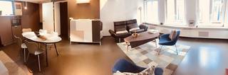 <strong>Gemeubeld triplex-appartement met terras in hartje Gent</strong><br />Instapklaar en charmant triplex-appartement in de Onderstraat, met zonnig terras en zicht op het Belfort, gelegen in het historische centrum van Gent, op wandelafstand van het Belfort van Gent en de Vrijdagsmarkt, met tal van winkels, restaurants en openbaar vervoer in de directe omgeving.<br /><br /><strong>Indeling:</strong> Het appartement bevindt zich op de bovenste verdiepingen van een gerenoveerde woning en is volledig gemeubeld:
<ul>
	<li><span>1e verd.: inkomhal met toilet, slaapkamer met aansluitende badkamer (ligbad/douche, lavabo) </span></li>
	<li><span>2e verd.: ruime, lichtrijke leefruimte met ingerichte keuken en eethoek </span></li>
	<li><span>Dakverdieping: polyvalente ruimte (bureel/logeerkamer) met lavabo en toegang tot groot zongericht terras </span></li>
</ul>
<strong>Pluspunten</strong>

<ul>
	<li><span>Volledig gemeubeld (incl. servies en kookgerei) </span></li>
	<li><span>Wasmachine en droogkast </span></li>
	<li><span>Zonnig terras met uniek uitzicht </span></li>
</ul>
<strong>Belangrijk</strong>

<ul>
	<li><span><strong>Geen huisdieren</strong> (gelakte vloeren) </span></li>
	<li><span>Ideaal voor <strong>expat, alleenstaande of koppel</strong> </span></li>
	<li><span><strong>Niet geschikt voor meerdere bewoners </strong></span></li>
	<li><span>Dakruimte <strong>niet als permanente slaapkamer</strong> </span></li>
	<li><span><strong>Domicilie verplicht</strong></span></li>
	<li><span>Gezocht: <strong>rustige en zorgzame huurder</strong> </span></li>
</ul>
<strong>Huurprijs</strong>: €1350/maand<br />Geen algemene kosten – EGW via aparte tellers<br /><br /><strong>Beschikbaar</strong>: 1 juni of vroeger te bespreken – jaarcontract<br /><br /><strong>Bezoeken</strong><br />📧 tine@tvevastgoed.be<br />📞 0474 97 00 22<br /> 