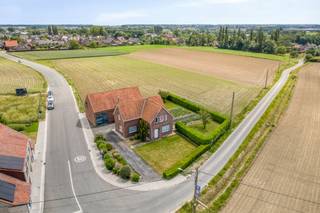 Unieke eigendom met woning en multifunctioneel bijgebouw op 3.635 m² in het landelijke Koolskamp (Ardooie)Deze eigendom wordt aangeboden via Pre-sale. De vermelde prijs is een instelprijs. Wil je een afspraak vastleggen of wens je meer info omtrent deze koopmethode, neem dan contact op met de dossierverantwoordelijke Mathias Lauwyck (+32 472 18 39 90) - mathias.lauwyck@dewaele.com!In een prachtig landelijk kader, omringd door groen en genietend van weidse vergezichten, bevindt zich deze uitzonderlijke eigendom op een perceel van maar liefst 3.635 m². Hier woont u in alle rust, midden in het groen, zonder in te boeten aan bereikbaarheid dankzij de vlotte verbinding naar de dorpskern en belangrijke invalswegen.Deze eigendom biedt een zeldzame kans voor wie op zoek is naar ruimte, vrijheid en toekomstmogelijkheden. De aanwezige woning beschikt over een bewoonbare oppervlakte van 171 m² (volgens EPC) en kan naar eigen inzicht worden gerenoveerd of plaatsmaken voor een hedendaags nieuwbouwproject dat volledig aansluit bij uw woonwensen.Naast de woning bevindt zich een indrukwekkend multifunctioneel bijgebouw van circa 221 m², verdeeld over twee verdiepingen. Deze ruime accommodatie biedt tal van mogelijkheden voor zelfstandige activiteiten, opslag, een atelier, hobbyruimte of een combinatie van wonen en werken. Dergelijke volumes zijn vandaag bijzonder gegeerd en vormen een belangrijke meerwaarde voor deze eigendom.Wat deze aanbieding echt onderscheidt, is de unieke combinatie van een royaal perceel, een uitzonderlijk rustige ligging met blijvende vergezichten, uitstekende bereikbaarheid en een omvangrijk bijgebouw met uiteenlopende gebruiksmogelijkheden. Eigendommen die al deze troeven verenigen, zijn uiterst zeldzaam op de vastgoedmarkt.Wenst u meer info of een bezoek? Neem dan snel contact op met Mathias via 0472 18 39 90 of mathias.lauwyck@dewaele.com!Dit pand is onderworpen aan de renovatieverplichting van de Vlaamse overheid voor residentiële gebouwen (behoudens bij sloop binnen 5 jaar na de aankoop). Consulteer voor meer informatie de website van het Vlaams Energie- en Klimaatagentschap via https://www.vlaanderen.be/een-woning-kopen/renovatieverplichting-voor-residentiele-gebouwenBestuursmaatregelen in het maatregelenregister: nee