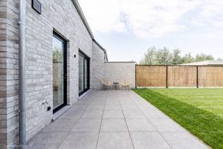 <p>Welkom in deze prachtige halfopen woning, gelegen aan de De Niepte in Lebbeke. Met een perceeloppervlakte van 310 vierkante meter biedt dit huis een ideale basis voor een warm en comfortabel gezinsleven. De woning, gebouwd in 2026, beschikt over een slimme indeling met maar liefst drie slaapkamers, een badkamer, een ruime woonkamer, een eetkamer en een functionele keuken. Het gehele pand is perfect uitgevoerd en staat garant voor modern wonen met alle nodige gemakken binnen handbereik.</p>
<p>Op de begane grond vindt u niet alleen een uitnodigende leefruimte, maar ook een praktische zolder die kan dienen als extra opslagruimte of creatieve plek. Met twee parkeerplaatsen in de directe nabijheid is dit huis ook deze praktische kant weer doorgetrokken. Geniet van de fantastische ligging en de mogelijkheden die deze woning te bieden heeft. Dit is een plek waar u met veel plezier jarenlang kunt wonen. Bent u benieuwd naar de mogelijkheden? Neem gerust contact met ons op voor meer informatie.</p>