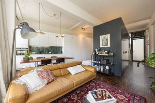 <p><span>ANVERS - Centre historique :</span><span> Loft urbain moderne de 64m² et lumineux avec terrasse au coeur de la ville</span></p><p><span> </span></p><p><span>DESCRIPTION :</span></p><p><span> </span></p><p><span>Cet appartement prêt à emménager se situe au 2e étage dun magnifique immeuble avec ascenseur.</span></p><p><span>Il bénéficie d'une excellente situation animée dans le centre historique, à quelques minutes à pied de la Grand-Place.</span></p><p><span>Lentrée donne sur un agréable espace extérieur offrant une vue sur léglise Saint-Paul.</span></p><p><span>Hall d'entrée avec un meuble fonctionnel intégrant les toilettes ainsi que des espaces de rangement.</span></p><p><span>Spacieuse pièce de vie baignée de lumière, avec parquet et de superbes fenêtres.</span></p><p><span>Cuisine ouverte, entièrement équipée (four combiné, lave-vaisselle, réfrigérateur, congélateur, plaque à induction).</span></p><p><span>Un ensemble de placards offrant suffisamment despace de rangement est aménagé au niveau de la partie nuit.</span></p><p><span>Salle de bains avec douche et lavabo.</span></p><p><span> </span></p><p><span>Possibilité d'acquérir en option une place de parking en supplément pour 35.000€</span></p><p><span> </span></p><p><span>CARACTÉRISTIQUES :</span></p><p><span> </span></p><p><span>* Splendide immeuble </span></p><p><span>* Excellente situation dans le centre historique, à proximité des commerces et des transports en commun</span></p><p><span>* PEB : score B</span></p><p><span>*Climatisation et système de ventilation</span></p><p><span>*Chaudière individuelle</span></p><p><span>*Frais généraux +- 120 €/mois</span></p><p><span> </span></p><p><span> </span></p>