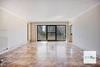 <p>Ontdek dit aangename en energiezuinige appartement van circa 85 m², gelegen aan de Hoogveldlaan 11 in Dilbeek. Dankzij de ruime indeling, twee volwaardige slaapkamers, het balkon, de private kelder en de binnenstaanplaats biedt dit appartement alle comfort voor wie centraal en vlot bereikbaar wil wonen. Bovendien beschikt het appartement over een gunstig EPC-label B.<br /><br />Bij het betreden van het appartement komt u terecht in de inkomhal, voorzien van een apart gastentoilet. Van hieruit bereikt u de ruime leefruimte, waar de grote raampartijen voor een aangename natuurlijke lichtinval zorgen. Via het schuifraam heeft u rechtstreeks toegang tot het balkon, een fijne buitenruimte waar u rustig kunt genieten van de buitenlucht.<br /><br />Aansluitend aan de leefruimte bevindt zich de keuken. De praktische verbinding tussen de keuken en de woonkamer zorgt voor een comfortabele en functionele woonindeling.<br /><br />Via de nachthal bereikt u twee ruime slaapkamers, die voldoende plaats bieden voor een tweepersoonsbed en bijkomende kasten. De tweede slaapkamer kan eveneens worden ingericht als kinderkamer, logeerkamer of bureau. Verder beschikt het appartement over een badkamer.<br /><br />Een belangrijke troef is het gunstige EPC-label B, wat bijdraagt aan een energiezuiniger wooncomfort en een beheersbaar energieverbruik. Daarnaast beschikt het appartement over een private kelder, ideaal als bijkomende opslagruimte. Ook een binnenstaanplaats is aanwezig, waardoor u uw wagen veilig en comfortabel in het gebouw kunt parkeren.<br /><br />De ligging aan de Hoogveldlaan is bijzonder gunstig. Het appartement bevindt zich in een aangename woonomgeving, op korte afstand van het centrum van Dilbeek. Winkels, scholen, openbaar vervoer, sportvoorzieningen en andere dagelijkse faciliteiten zijn vlot bereikbaar. Ook Brussel, de Brusselse Ring en de belangrijkste invalswegen bevinden zich in de nabije omgeving, wat deze locatie interessant maakt voor pendelaars en iedereen die rustig wil wonen met een uitstekende verbinding naar de hoofdstad.<br /><br />SI: in aanvraag!<br /><br />Bent u op zoek naar een ruim 2-slaapkamerappartement met balkon, parking en een gunstige energieprestatie? Neem dan contact met ons op voor meer informatie of een bezoek via dilbeek@weinvest.be of 0497 248 251.</p>