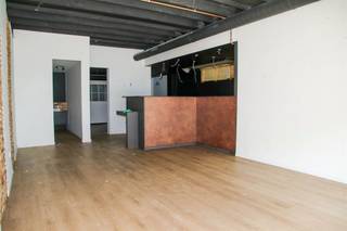 <p><strong>Prachtig gerenoveerd appartementsgebouw op toplocatie!</strong></p><p>Ontdek dit charmante, kleinschalige appartementsgebouw dat volledig gerenoveerd werd en klaar is voor directe verhuur. Gelegen op een uitstekende, commerciële locatie biedt dit pand volop mogelijkheden!</p><p><strong>Indeling:</strong></p><ul><li><strong>Gelijkvloers (125 m²):</strong> Ideaal voor diverse commerciële doeleinden met ruime uitbatingsmogelijkheden.</li><li><strong>Appartement op de 1e verdieping:</strong> Bestaande uit twee slaapkamers, een ingerichte badkamer, keuken en een ruim terras om van te genieten.</li><li><strong>Appartement op de 2e verdieping:</strong> Eveneens twee slaapkamers, een moderne badkamer, keuken en een groot terras.</li></ul><br /><p><strong>Waarom dit pand?</strong></p><ul><li>Geen syndic</li><li>Geen lift (minder onderhoudskosten)</li><li>Energiezuinig en volledig gerenoveerd</li><li>Direct verhuurbaar, geen renovatiewerken nodig</li></ul><p>Een unieke kans voor investeerders of zelfstandigen die op zoek zijn naar een pand met veel potentieel!</p>