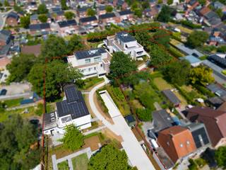 <h3><span>Exclusief nieuwbouwpenthouse van 152 m² met royaal terras, dubbele garage en lift tot in de woonst</span></h3>
<p><span>In een uitzonderlijk rustige omgeving met zicht op een prachtige parktuin bevindt zich dit exclusieve nieuwbouwpenthouse uit 2026. Met een bewoonbare oppervlakte van 152 m², een royaal privéterras, hoogwaardige afwerking, dubbele garage en een lift die rechtstreeks toegang geeft tot het penthouse, combineert deze woonst ruimte, comfort en privacy op hoog niveau. Dankzij het EPC-label A++ geniet u bovendien van een uiterst energiezuinige woonomgeving.</span></p>
<h4><span>Indeling</span></h4>
<p><span>De lift brengt u rechtstreeks naar het penthouse, wat zorgt voor een gevoel van privacy en exclusiviteit vanaf het eerste moment.</span></p>
<p><span>De inkomhal geeft toegang tot de ruime leefruimte die baadt in natuurlijk licht dankzij de grote raampartijen. De sfeervolle verlichting en de open indeling creëren een aangename woonomgeving waar rust en comfort centraal staan. Vanuit de leefruimte heeft u directe toegang tot het ruime terras dat als verlengstuk van de woonruimte fungeert.</span></p>
<p><span>De luxueuze keuken werd uitgerust met kwalitatieve materialen en alle hedendaagse toestellen. Een praktische en stijlvolle ruimte waar koken en gezellig samenzijn moeiteloos samengaan.</span></p>
<p><span>Verder beschikt het penthouse over twee ruime slaapkamers en een smaakvol afgewerkte badkamer die aansluit bij het hoogwaardige karakter van de woning.</span></p>
<h4><span>Wooncomfort</span></h4>
<p><span>Bij de afwerking werd gekozen voor duurzame kwaliteitsmaterialen en een tijdloze uitstraling. De combinatie van royale leefruimtes, veel lichtinval en hoogwaardige afwerking zorgt voor een bijzonder aangename woonervaring.</span></p>
<p><span>Dankzij de lift tot in het appartement, de dubbele garage en de fietsenberging geniet u dagelijks van extra comfort en gebruiksgemak.</span></p>
<h4><span>Buitenleven</span></h4>
<p><span>Het ruime privéterras vormt een echte meerwaarde en laat toe om in alle rust van het buitenleven te genieten. Daarnaast beschikt het gebouw over een verzorgde gemeenschappelijke parktuin die bijdraagt aan het groene en rustige karakter van deze residentie.</span></p>
<h4><span>Technische troeven</span></h4>
<ul>
<li><span>Nieuwbouw 2026</span></li>
<li><span>EPC A++</span></li>
<li><span>Lift met directe toegang tot het penthouse</span></li>
<li><span>Hoogwaardige afwerking</span></li>
<li><span>Dubbele garage</span></li>
<li><span>Fietsenberging</span></li>
<li><span>Grote raampartijen</span></li>
<li><span>Exclusieve residentiële omgeving</span></li>
</ul>
<h4><span>Ligging</span></h4>
<p><span>Gelegen in een bijzonder rustige omgeving met zicht op een parktuin. Hier woont u in alle sereniteit terwijl dagelijkse voorzieningen en verbindingswegen vlot bereikbaar blijven.</span></p>
<h4><span>Praktische informatie</span></h4>
<ul>
<li><span>Onmiddellijk beschikbaar</span></li>
<li><span>Dubbele garage inbegrepen</span></li>
<li><span>Fietsenberging aanwezig</span></li>
<li><span>Lift aanwezig</span></li>
</ul>
<h4><span>Interesse?</span></h4>
<p><span>Bent u op zoek naar een exclusieve woonomgeving waar ruimte, energiezuinigheid en hoogwaardige afwerking samenkomen? Contacteer ons voor meer informatie of een bezoek ter plaatse: Domestic Makelaars 014 61 03 86</span></p>