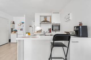 Dit appartement combineert een strategische ligging met comfortabel en energiezuinig wonen in een gebouw van 2010. Dankzij de centrale locatie bevinden winkels, scholen, openbaar vervoer en belangrijke invalswegen zich binnen handbereik. Het appartement is perfect onderhouden en momenteel verhuurd, wat zorgt voor een onmiddellijke opbrengst en het bijzonder interessant maakt als investering. <br /><br />Belangrijkste ruimtes:<br />• Inkomhal met toegang tot de verschillende ruimtes<br />• Lichtrijke woonkamer met aangename leefruimte<br />• Keuken uitgerust met keramische kookplaat, oven, koelkast, dampkap, vaatwasser en spoelbak<br />• 2 slaapkamers<br />• Badkamer met ligbad en wastafel in meubel<br />• Apart toilet<br />• Terras<br /><br />Troeven:<br />• Centrale ligging op de Bisschoppenhoflaan nabij Antwerpen, openbaar vervoer, winkels en scholen<br />• Energiezuinig appartement met EPC-label B<br />• Perfect onderhouden en momenteel verhuurd, ideaal als zorgeloze investering<br /><br />Neem vandaag nog contact op met je ERA-makelaar voor een bezoek. JOUW DROOMAPPARTEMENT. ZO GEVONDEN!