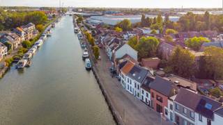 <p>Interesse in dit pand? Neem voor bijkomende informatie of het maken van een afspraak rechtstreeks contact op met Kevin Jansegers via <strong>+32 478 96 68 17</strong> of <strong>kevin.jansegers@copandi.be</strong>.</p><p>Aan het Sasplein in Willebroek vind je dit karaktervolle pand uit 1850, waar historische charme en nieuwbouwpotentieel elkaar ontmoeten. De ligging aan het water geeft dit handelspand een unieke uitstraling en wie op zoek is naar een eigendom met verleden én toekomst, vindt hier een boeiende basis om naar eigen smaak in te vullen. Het pand wordt casco verkocht na de geplande renovatie, wat je alle vrijheid geeft om de ruimtes volledig naar eigen inzicht af te werken.</p><p>Het gebouw telt vier verdiepingen en biedt een handelsoppervlakte van 250 m², met een commerciële ruimte op het gelijkvloers die dankzij de etalage volop zichtbaarheid biedt op het drukke Sasplein. Op de eerste verdieping bevinden zich de woonkamer, twee slaapkamers en een badkamer, wat een vlotte combinatie van wonen en werken mogelijk maakt. Achteraan geniet je van een tuin van 100 m² met zuidwestelijke oriëntatie, ideaal voor avondzon, aangevuld met een terras. De grondoppervlakte bedraagt 311 m², en het pand beschikt over bouwplannen, wat de verdere afwerking vergemakkelijkt.</p><p>Het pand is voorzien van hoogwaardige aluminium buitenschrijnwerk met dubbele beglazing, een zadeldak en centrale verwarming. Water, elektriciteit en gas zijn aanwezig, net als sanitaire aansluitingen. Het EPC-label is D, met een energiescore van 306 kWh/m² en er is een asbestattest beschikbaar waaruit blijkt dat er geen asbest aanwezig is. Een bodemattest is eveneens voorhanden. De zone scoort bovendien gunstig op overstromingsrisico, grondwater- en funderingsscore (allemaal categorie A), wat extra gemoedsrust biedt.</p><p>Willebroek is een centraal gelegen gemeente tussen Antwerpen en Mechelen, met alle dagelijkse voorzieningen, scholen en openbaar vervoer binnen handbereik. De ligging aan het Sasplein zorgt voor een vlotte verbinding met de omliggende invalswegen, ideaal voor wie zowel rust als bereikbaarheid zoekt. Ben je benieuwd naar de mogelijkheden van dit veelzijdige pand? Neem gerust contact op met ons kantoor om een bezoek in te plannen, of bekijk alvast de virtuele tour voor een eerste indruk.</p>