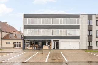 Topgelegen in centrum Oudenaarde: opbrengsteigendom bestaande uit 4 grote appartementen, grote dubbele garage, en een handelsgelijkvloers. 

Handelsgelijkvloers met visibiliteit en aparte toegang, grote garage met extra bergruimte, en 4 identieke appartementen bestaande elk uit een inkom, toilet, grote lichtrijke leefruimte, keuken, 2 grote slaapkamers en badkamer. 

Geen lift, geen syndic. 

Meer info of bezoek? info@immobeguin.be