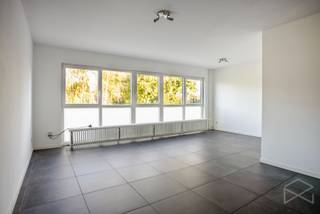 <strong>Appartement met 2 slaapkamers te koop in Ham</strong><br /><br />In de Zandstraat, in het centrum van Kwaadmechelen (Ham), vinden we dit leuke appartement. Winkels, scholen, horeca én openbaar vervoer zijn vlot bereikbaar. De oprit van de E313 bevindt zich op slechts enkele minuutjes rijden.<br /><br />Het appartement werd volledig gerenoveerd in 2019-2020. We betreden het appartement via de inkomhal met apart gastentoilet (1,04m²). Vanuit de inkomhal (5,67m²) komen we binnen in de ruime leefruimte met open keuken (24,1m²). De grote ramen vallen hier meteen op, deze zorgen voor veel natuurlijke lichtinval in deze ruimte. De keuken is voorzien van een spoelbak, elektrisch vuur, een oven en frigo. <br /><br />Verder bevinden zich aan de achterzijde van het appartement twee ruime slaapkamers (8,64m² en 13,82m²) en de badkamer. De badkamer (4,12m²) werd recent (2026) nog vernieuwd met een nieuwe douche en lavabo.<br /><br />De centrale verwarming gebeurt via radiatoren op aardgas (condenserende ketel) en de ramen zijn voorzien van HR-beglazing (PVC). De berekende energiescore bedraagt 132 kWh/m²jaar wat resulteert in een energielabel B.<br /><br />Verder is er nog een mogelijkheid tot het bij aankopen van een garagebox voor een bedrag van 15.000,00 euro.<br /><br />Spreekt dit leuke appartement jou aan? Contacteer ons via info@bosmanvastgoed.be voor meer info of een bezoek ter plaatse. Wij helpen je graag verder!