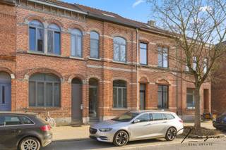 In het hart van Aarschot bevindt zich deze charmante en lichtrijke rijwoning, waar authenticiteit en comfort hand in hand gaan.<br />De woning werd zeer goed onderhouden en straalt karakter uit dankzij de mooie, <strong>authentieke elementen</strong> die zorgvuldig bewaard zijn gebleven. De <strong>grote raampartijen</strong> zorgen voor een aangename lichtinval doorheen de hele woning.<br /><br /><strong>Indeling:</strong>
<ul>
	<li>Ruime en gezellige leefruimte</li>
	<li>Functionele keuken</li>
	<li>3 slaapkamers</li>
	<li>Verzorgde badkamer</li>
</ul>
Buiten geniet u van een grote <strong>zuidgerichte stadstuin</strong>, ideaal om in alle rust te ontspannen en te genieten van zonnige dagen.<br />Een absolute troef is de bereikbaarheid achteraan: via de aanliggende straat heeft u toegang tot een garage en extra staanplaats, wat in het centrum een enorme meerwaarde is.<br /><br /><strong>Troeven van deze woning:</strong>

<ul>
	<li>Zuidgerichte stadstuin</li>
	<li>Lichtrijke woonkamer</li>
	<li>Mooie authentieke gevel</li>
	<li><strong>Garage</strong></li>
</ul>
Dankzij de <strong>centrale ligging</strong> bevinden winkels, scholen, openbaar vervoer en horeca zich op wandelafstand.<br />Bent u op zoek naar een instapklare woning met karakter en een zonnige tuin in het centrum van Aarschot? <br /><br />Interesse? Neem gerust contact op met Jochen +32 470 27 86 51 of jochen@incignorealestate.be voor meer informatie of een vrijblijvende bezichtiging.