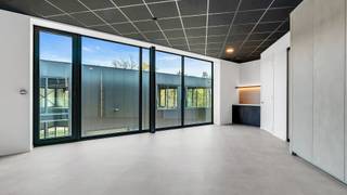 Welkom op Ambachtslaan 5/3 te As – instapklaar kantoor op toplocatie!Langs de belangrijke verbindingsweg tussen As en Genk vindt u dit volledig...