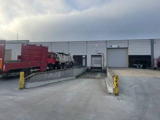 Entrepôt logistique à louer à Sint-Niklaas. La propriété de 6.567 m² a une construction en béton/métal, un toit plat, une hauteur libre de 5-8m,...