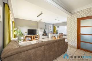 <h3><strong>Algemeen</strong></h3><p>In de rustige en gegeerde Rodenbachwijk in Hove vinden we, in de Huib-Hostelaan 4, deze op te frissen maar charmante rijwoning terug. De woning valt op door haar brede gevel, het gezellige voortuintje en de zonnige zuidwest-gerichte tuin met aansluitende garage. De garage is bereikbaar via de Jef Van Hooflei en beschikt over een oprit — een groot pluspunt in deze buurt.</p><p>Binnenin ontdek je een lichtrijke gezinswoning met vier slaapkamers, een droge kelder en een aangename leefruimte met zicht op de tuin. De ligging is ronduit ideaal: een kalme, groene straat op wandelafstand van winkels, scholen en openbaar vervoer.</p><p><br /> </p><h3>Indeling</h3><p>Op het gelijkvloers vind je een inkomhal met gastentoilet en handenwasser, een gezellige leefruimte en een keuken met uitzicht op de tuin. De kelder is ruim en droog, met plaats voor wasmachine, droogkast en zelfs een bureauhoek.</p><p>Op de eerste verdieping bevinden zich drie volwaardige slaapkamers en een badkamer met bad, toilet en dubbele lavabo. De zolderverdieping biedt nog een ruime vierde slaapkamer met extra inloopdressing. De zonnige, zuidwest-gerichte tuin vormt een heerlijke buitenruimte met directe toegang tot de garage.</p><p><br /> </p><h3>Interesse</h3><p>Een ideale gezinswoning of starterswoning met potentieel, gelegen in een bijzonder rustige en aangename wijk.<br />Aarzel niet en bel snel voor een afspraak op 03/459.89.59 of mail naar <strong>wa</strong><strong>nnes@immovivo.be</strong><span><strong></strong></span><strong>.</strong></p>