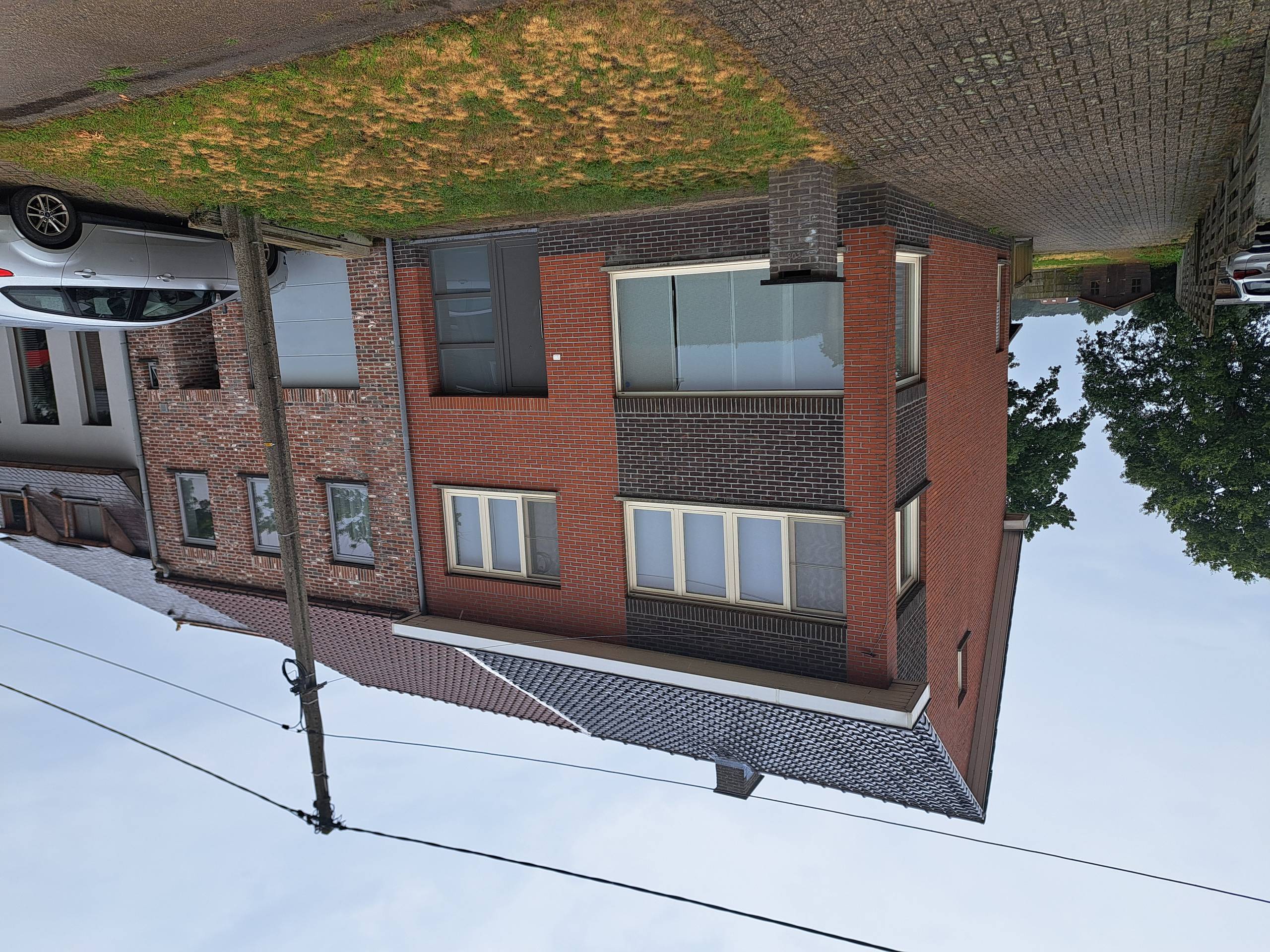 Een woning bestaande uit een ruime woonkamer, keuken, 3 slaapkamers, 2 badkamers, wasplaats, kelder, zolder en tuin met tuinberging/garage.