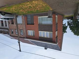 <p>Een woning bestaande uit een ruime woonkamer, keuken, 3 slaapkamers, 2 badkamers, wasplaats, kelder, zolder en tuin met tuinberging/garage.</p>
