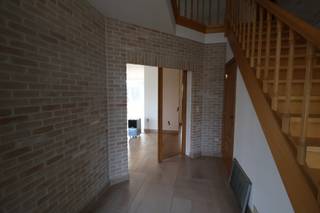 INDELINGGELIJKVLOERSInkomhal met vestiaire. Woonkamer met open haard en zithoek.Keuken voorzien van volgende toestellen: inductiekookplaat,...