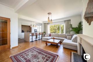 <p><span>In Wilrijk vinden we dit goed onderhouden gebouw met daarin dit prachtige en modern ingericht appartement, waar comfort en stijl perfect samenkomen. De ruime 130 m² grote woonoppervlakte biedt alles wat u nodig heeft voor elke levensstijl.</span></p><p><span>De ligging in Wilrijk is ideaal, met uitstekende verbindingen naar scholen, winkels en openbaar vervoer, terwijl je door de hoge ligging toch van de rust kan genieten.</span></p><p><span>Een fantastische gelegenheid voor wie op zoek is naar modern comfort en stijlvolle leefruimte in een aangename woonomgeving.</span></p><p><span> </span></p><p><span>We komen binnen in een praktische hal waar verschillende kasten en een apart toilet met bidet te vinden zijn. Via de parlofoon kan je makkelijk bezoekers binnen laten. </span></p><p><span> </span></p><p><span>Via de prachtige deuren met loodglas betreden we de woonkamer met riante oppervlakte. De grote ramen rondom zorgen voor een zeer mooie lichtinval en geven een fantastisch uitzicht op het omliggende groen. Er is ook een klein balkon aanwezig. De nodige zonneweringen en rolluiken werden voorzien om de ruimte volledig te verduisteren indien gewenst.</span></p><p><span>De gehele ruimte ligt op een zeer goed onderhouden blokjesparket. De statige sierhaard is hier de kers op de taart, en zorgt voor een charmante uitstraling en een gezellige sfeer in de ruimte.</span></p><p><span> </span></p><p><span>De open keuken sluit naadloos aan bij de leefruimte en werd van alle comfort voorzien. Centraal bevindt zich het grote eiland met inductievuur met geïntegreerd afzuigsysteem. Er werd tevens een aansluiting voor de wasmachine voorzien. Er is ruimte om vier krukken te plaatsen waardoor het kookeiland </span></p><p><span>perfect kan dienen voor een snelle hap of een intiemer eetmoment. </span></p><p><span>Ook in de keukenwand is aan alles gedacht: Er werd een grote koelkast voorzien, aangevuld met een </span><span>full size </span><span>vriezer, ingebouwde microgolfoven en traditionele convectie oven. De zwarte moderne gootsteen in het houten werkblad vervolledigen het geheel.</span></p><p><span> </span></p><p><span>Het appartement beschikt vervolgens over drie volwaardige slaapkamers, allen aangekleed met een kwalitatieve laminaatvloer.</span></p><p><span>Slaapkamer twee heeft toegang tot een leuk zuid-gericht balkon. De ensuite douchekamer biedt een handige oplossingen voor die ochtenden waar het allemaal een beetje sneller moet gaan.</span></p><p><span>De derde slaapkamer is in oppervlakte iets kleiner maar is nog steeds ruim genoeg om te fungeren als kinderkamer of aparte bureauruimte.</span></p><p><span> </span></p><p><span>De moderne badkamer is voorzien van een regendouche in het bad, handdoekradiator, toilet met bidet en een strak lavabomeubel met een enkele wastafel. Het bad is daarnaast voorzien van een jacuzzi-functie, perfect voor ontspanning na een drukke dag. De stijlvolle betegeling in zandkleur en de voorziene ventilatie maken het tot een praktisch maar vooral onderhoudsvriendelijk geheel.</span></p><p><span> </span></p><p><span>Dit appartement wordt verkocht inclusief de bijhorende parkeerplaats. Er is tevens een gemeenschappelijke fietsenberging in het gebouw aanwezig.</span></p><p><span> </span></p><p><span>Troeven</span></p><ul><li><span>Fijne ligging</span></li><li><span>130m² (cfr. EPC)</span></li><li><span>Elektriciteit conform</span></li><li><span>Grote leefruimte</span></li><li><span>Moderne leefkeuken</span></li><li><span>Inclusief parkeerplaats en fietsenberging</span></li></ul>