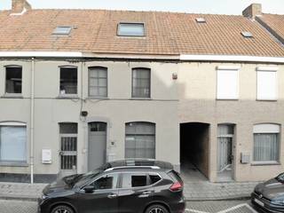 <span>Moderne instapklare woning met extra toegang via naastgelegen doorgang en apart gelegen tuin met 2 tuinbergingen. Deze perfect gerenoveerde woning is een mooi staaltje van afgewerkt wonen door gebruik te maken van duurzame materialen. Indeling : GELIJKVLOERS : inkomhal, eetruimte met volledige wand bestaande uit ingemaakte kasten, open moderne keuken, apart (hang)toilet, badkamer bestaande uit : inloopdouche met rainshower, dubbel lavabo meubel, bergruimte, washoek. Eerste verdieping : leefruimte met tv-hoek over het volledig verdiep met aansluitend een dakterras (volledig privé) met aangepaste lichtarmaturen en geluidsboxen. Tweede verdieping : 2 slaapkamers of slaapkamer en bureau. Tuin met 2 tuinbergingen, grasplein met petanquebaan. Alles mooi afgewerkt met inbouw spots en boxen, geautomatiseerde rolluiken over het gehele huis. Dubbele beglazing, centrale verwarming op aardgas, veel bergruimte. Echt iets voor vlugge beslissers! Laat U verleiden door deze prachtige woning en vraag een bezoek of meer info aan Wim op 0492 68 38 38.</span>