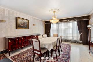 Deze alleenstaande woning onderscheidt zich door haar strategische ligging en het veelzijdige karakter van het perceel.<br />Een ideale opportuniteit voor wie op zoek is naar ruimte, renovatiemogelijkheden of ontwikkelingspotentieel.<br /><br />De woning, gebouwd in 1967, is degelijk en kloek opgetrokken met betonnen tussenvloeren en een spouwmuur — een solide basis voor een grondige renovatie.<br /><br /><strong>Indeling</strong><br />Op het gelijkvloers: inkomhal, polyvalente ruimte (slaapkamer of bureau), woonkamer, keuken, badkamer en apart toilet.<br />Op de eerste verdieping: nachthal, drie volwaardige slaapkamers en een zolderruimte.<br />Achteraan het perceel bevinden zich een garage en bijkomende bergruimtes.<br /><br /><strong>Troeven</strong><br />Bewoonbare oppervlakte: 176 m²<br />Perceeloppervlakte: 1.180 m²<br />Mogelijkheid tot opsplitsing in twee loten<br /><br /><strong>Ontwikkelingsmogelijkheden</strong><br />✔ Optie 1: Te renoveren (halfopen) woning + afzonderlijk perceel bouwgrond voor halfopen nieuwbouw<br />✔ Optie 2: Renovatie aan <strong>6%BTW</strong> van de bestaande woning op een prachtig ruim perceel<br />✔ Optie 3: <strong>Bouwgrond </strong>voor een alleenstaande villa aan <strong>6%BTW</strong><br /><br /><strong>Ligging</strong><br />Rustig gelegen in een residentiële woonwijk, met vlotte bereikbaarheid: op slechts 5 minuten van de autosnelweg en AZ Delta Rumbeke-Roeselare. Winkels en voorzieningen zoals bakker, slager en Albert Heijn bevinden zich eveneens op korte afstand.<br />Interesse in deze eigendom met tal van mogelijkheden?<br /><br />Contacteer ons via <strong>051 / 201 400</strong> of <strong>info@dicasa.be</strong>