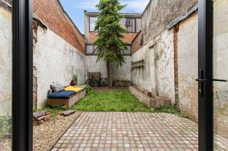 <p>Gelegen in de levendige Dambruggestraat, vlak bij Park Spoor Noord, biedt deze <strong>ruime rijwoning</strong> de ideale mix van <strong>authentieke charme</strong> en <strong>moderne afwerking</strong>. De woning beschikt over een <strong>open leefkeuken</strong> die uitkijkt op een <strong>zonnige stadstuin</strong>, een perfecte plek om te ontspannen of gezellig te dineren met vrienden.</p><p>De woning heeft <strong>lichtvolle slaapkamers</strong> die je flexibel kunt inrichten, afhankelijk van je levensstijl. De <strong>prachtige badkamer</strong> is uitgerust met een <strong>dubbele wastafel</strong>, een <strong>inloopdouche</strong> en een <strong>tweede toilet</strong>. Door de <strong>authentieke houten schuifdeuren</strong> krijgt de woning een warme sfeer die uitstekend past bij de hedendaagse afwerking.</p><p>De woning is al grotendeels gerenoveerd, met vernieuwde <strong>technieken</strong> en <strong>ramen</strong>, en de keuken is volledig ingericht. Wat nog rest, zijn enkele <strong>eindafwerkingen</strong>, zoals de <strong>vloerisolatie</strong> en <strong>vloerafwerking</strong> in de keuken, en wat kleine afwerkingen doorheen de woning. Dit geeft je de kans om de woning verder af te werken en aan te passen naar jouw smaak.</p><p>De makelaar licht graag alle details toe en geeft <strong>richtprijzen</strong> voor de resterende werken.</p><p>Dit is de kans om een <strong>karaktervolle woning</strong> met <strong>veel potentieel</strong> in het hart van Antwerpen te bezitten!</p>