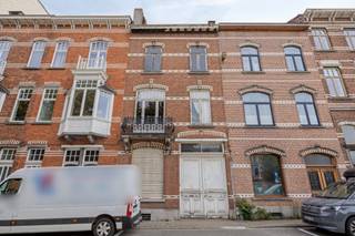 <p>In het centrum van Leuven vind je dit ruime herenhuis met 6 kamers, een aangename stadstuin en uitzonderlijk veel mogelijkheden. Dankzij de grote oppervlaktes, het achterliggende bijgebouw en de flexibele indeling vormt deze woning een interessante basis voor wie op zoek is naar een karaktervolle stadswoning die volledig naar eigen smaak kan worden ingericht.</p><p>Op het gelijkvloers kom je binnen in een ruime inkomhal die meteen het royale karakter van de woning benadrukt en doorloopt richting de stadstuin. Op deze verdieping bevinden zich verschillende grote ruimtes die op uiteenlopende manieren kunnen worden ingevuld. Zo behoort een kantoorruimte, praktijkruimte of bijkomende leefruimte tot de mogelijkheden. Daarnaast is er een aparte wasruimte. Achteraan geeft de woning toegang tot de tuin en het achterliggende bijgebouw, dat opnieuw heel wat extra mogelijkheden biedt.</p><p>De eerste verdieping vormt een ruime leefverdieping. Hier bevindt zich een royale woonkamer die voldoende plaats biedt voor verschillende zithoeken. Aansluitend vind je een afzonderlijke keuken met eetruimte. Vanuit deze zone is er toegang tot de badkamer. De grote oppervlaktes zorgen ervoor dat je hier bij een renovatie een bijzonder aangename en eigentijdse leefomgeving kan creëren.</p><p>Op de tweede verdieping bevinden zich meerdere ruime kamers. Dankzij hun oppervlakte kunnen deze worden ingericht als slaapkamers, bureau, hobbyruimte of andere functies naargelang jouw noden. Ook boven deze verdieping stopt het potentieel niet. De woning beschikt over een grote zolder die bijkomende ruimte biedt en verschillende mogelijkheden opent.</p><p>Buiten geniet je van een aangename stadstuin, een waardevolle troef voor een woning in het centrum van Leuven. Het achterliggende bijgebouw maakt deze buitenruimte bovendien extra interessant en kan afhankelijk van jouw plannen verschillende functies krijgen.</p><p>De centrale ligging in Leuven combineert het stadsleven met het comfort van een ruime woning en een eigen buitenruimte. Winkels, horeca, openbaar vervoer en andere voorzieningen bevinden zich binnen handbereik.</p><p>De woning dient gerenoveerd te worden, maar net daarin ligt een groot deel van haar aantrekkingskracht. De royale volumes, verschillende verdiepingen, stadstuin, zolder en het bijgebouw bieden een uitzonderlijk brede basis om hier een woning te creëren die volledig aansluit bij jouw wensen.</p><p>Heb je interesse en wil je deze woning als een van de eersten ontdekken? De verkoop start met een exclusieve Avant-Première op 18 en 19 september. Plan je bezoek via de paarse knop ‘Afspraak maken’ op onze website. De biedingstermijn loopt tot en met 21 september om 21.00 uur. Je vindt het Avant-Première-reglement onder downloads.</p>