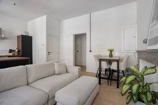 <p><span>Dit gezellige </span><span>appartement </span><span>staat te koop in de Lange Herentalsestraat in het </span><span>centrum van Antwerpen</span><span>. De ligging is </span><span>super centraal</span><span>, vlakbij winkels, parken, openbaar vervoer (Centraal Station) en op wandelafstand van de Meir.</span></p><p><span> </span></p><p><span>Achter de </span><span>prachtige gevel</span><span> schuilt een voormalig hotel dat in 2018 omgebouwd werd naar appartementen. Het appartement ligt op de tweede verdieping en geniet van </span><span>veel lichtinval </span><span>en </span><span>hoge plafonds</span><span>. Achteraan bevindt zich een ruim en super zonnig terras!</span></p><p><span> </span></p><p><span>Indeling</span></p><p><span>- gelegen op de tweede verdieping</span></p><p><span>- inkomhal</span></p><p><span>- aparte toilet</span></p><p><span>- woonkamer en eetkamer</span></p><p><span>- open geïnstalleerde keuken</span></p><p><span>- slaapkamer</span></p><p><span>- ruim terras (ca. 11m² vergund; nu ingericht als 24,5m² terras)</span></p><p><span>- badkamer met douche en lavabo</span></p><p><span>- ruime kelder (6m²)</span></p><p><span> </span></p><p><span>Algemeen gebouw</span></p><p><span>- geen lift</span></p><p><span>- gerenoveerd in 2018</span></p><p><span>- provisie 60 euro per maand</span></p><p><span>- individuele nutsvoorzieningen</span></p><p><span> </span></p><p><span>Troeven</span></p><p><span>- top locatie</span></p><p><span>- charmant appartement</span></p><p><span>- oppervlakte 57m² cfr. EPC</span></p><p><span>- momenteel verhuurd voor 890 + 20 euro/maand</span></p><p><span> </span></p><p><span>Ben jij geïnteresseerd in dit appartement koop in centrum Antwerpen, ben je op zoek naar ander vastgoed, een investering of wens je de waarde van jouw eigendom te kennen? Dan ben je bij BOLT immo aan het juiste adres! Wij helpen jou graag verder.</span><span> </span></p><p><span> </span></p>