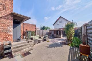 <p><span>Welcome to this beautiful townhouse in Leopoldsburg ! </span></p><p><span> </span></p><p><span>With no less than 6 (!!) bedrooms, you will have plenty of room for your growing family, guests or home office. </span><span>This characterful 1936 home combines authentic charm with a complete, high-quality renovation. The result is a move-in ready family home that is both stylish and practical. High ceilings, large windows and a warm, light-filled feel create a unique living experience.<br /><br /></span></p><p><span>Key assets :<br /><br />* 6 bedrooms, 3 of which are fully finished </span></p><p><span>* master bedroom with dressing room & air conditioning</span></p><p><span>* Renovated and energy efficient (EPC label C) : new kitchen, bathroom, floors, roof, attic insulation, triple glazing, new gas boiler </span></p><p><span>* Spacious living space with herringbone floor and lots of light.</span></p><p><span>* Parking spaces along and in front of the house<br />* Low maintenance garden with servitude road at the back (possibility of garage)<br /><br /></span></p><p><span>In short, perfect location, within walking distance of stores, schools, public transportation and downtown</span></p><p><span><br />Why this house is unique: a rare combination of authentic character, modern finishes, ready to move in comfort and a central location. Perfect for families or for anyone who loves a warm, spacious home where everything is already ready.Don't miss this unique opportunity and schedule your viewing today. </span></p>