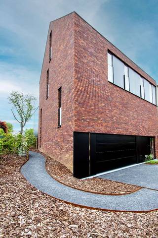 nieuwbouwwoning  MET  LIFT    en  zeer onderhoudsvriendelijke tuin.     Huis met mogelijkheden  : 

of als woning met 4 kamers en 3 badkamers
of als woning met 3 kamers en 2 badkamers en kantoor voor vrije beroeper op zolderverdieping
of als kangoeroewoning met flat op zolderverdiep  (inwonend persoon met aparte unit) 

zolderverdieping is rechtstreeks  te bereiken met lift  van aan de voordeur tot boven.
privé en beroep kunnen dus perfect gescheiden blijven,  evenals  privé en inwonend persoon.

Heel veel aandacht besteed aan rolstoelvriendelijkheid.

Ideaal voor gezin met 2 of 3 kinderen     en / of    persoon met beperkingen   en/of   mensen die hun oude dag niet in een appartement willen wonen, maar stijlvol  in een comfortabele en aangepaste  woning. 

Zie ook onze website  :   www.lukaprojects.be  voor nog meer informatie.