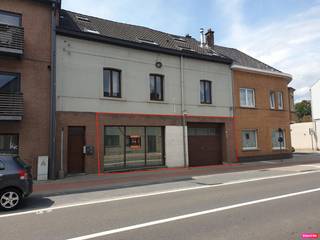 <strong>Entrepôt avec bureaux (700 m²) et parking extérieur, situé dans le centre de Sterrebeek.</strong><br />Garage non autorisé par la commune.<br />Le loyer indiqué est hors TVA.