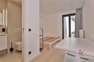 <p><span><span><span> </span></span></span>En plein centre de Louvain, au milieu de la Tiensestraat et à proximité des différentes facultés, vous trouverez cette résidence étudiante entièrement rénovée avec jardin et local à vélos. La Résidence de Tiense se compose de 13 chambres d'étudiants spacieuses avec sanitaires privés, d'une superficie de 15 à 21 m².<br />Les chambres sont lumineuses, entièrement meublées et disponibles pour la prochaine année académique. Vous êtes à la recherche d'un lieu d'étude central et agréable, ou vous souhaitez économiser sur votre loyer en faisant un investissement durable pour l'avenir ?</p>