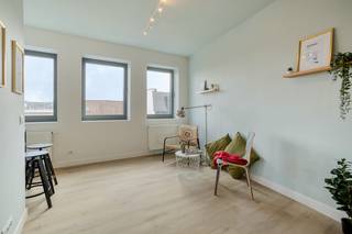 Op een centrale en goed bereikbare ligging in de Kerkstraat te Borgerhout bevindt zich dit volledig gerenoveerde appartement op de derde verdieping. De buurt biedt een uitstekende combinatie van stedelijk wonen en bereikbaarheid, met winkels, openbaar vervoer, scholen en verschillende horecazaken in de onmiddellijke omgeving. Ook het centrum van Antwerpen is vlot bereikbaar.<br /><br />We betreden het appartement rechtstreeks via de aangename inkomhal met gastentoilet, die als centrale ruimte toegang geeft tot de overige vertrekken. verder hebben we de leefruimte met open keuken, die werd uitgerust met alle nodige toestellen, waaronder een vaatwasmachine, koelkast, kookplaat, dampkap en voldoende opbergkasten.<br /><br />De badkamer werd eveneens vernieuwd en beschikt over een moderne inloopdouche en badkamermeubel.<br /><br />Verder beschikt het appartement over een ruime, volwaardige slaapkamer.<br /><br />Het appartement bevindt zich op de derde verdieping van een kleinschalig gebouw zonder lift, waardoor de gemeenschappelijke kosten bijzonder laag blijven. Alle nutsvoorzieningen zijn individueel.<br /><br />Ook energetisch scoort het appartement uitstekend met een gunstig EPC-label B. Zowel de gevels als het dak werden volledig geïsoleerd volgens de huidige normen. De verwarming gebeurt via een individuele condensatieketel. Alle ramen hebben dubbele beglazing en PVC raamprofielen. De elektrische installatie is conform het AREI<br /><br />Een instapklaar en energiezuinig appartement op een centrale ligging, ideaal voor eigen bewoning of als investering.