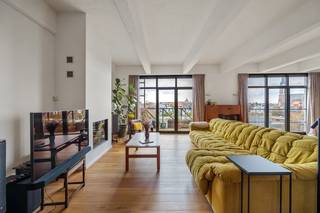 Bekijk nu alvast de videotour, het grondplan, het gunstige EPC, de blanco elektrische keuring en de asbestinventaris via de Wellimmo-site ('documenten').<br /><br /><span><span><span><span><span><span><span><span><span><span><span><span><span><span>Penthouse loft van 200m² met unieke daktuin van 126m² (+ terras 10m²) in het rustige, beschermde binnengebied van het iconische Martougin-complex, </span></span></span></span></span></span></span></span></span></span></span></span></span></span>een groen woonerf op een boogscheut van de binnenstad en toch dichtbij alle invalswegen.<br /><span><span><span><span><span><span><span><span><span><span><span><span><span><span>Een uitzonderlijk lichte en ruime woonplek die als een huis in de lucht aanvoelt, met zon, zicht en een zeldzaam gevoel van openheid.</span></span></span></span></span></span></span></span></span></span></span></span></span></span><br /><span><span><span><span><span><span><span><span><span><span><span><span><span><span>De spectaculaire privatieve daktuin, aangelegd in 2024 door befaamde </span></span></span></span></span></span></span></span></span></span></span></span></span></span>landschapsarchitecten<span><span><span><span><span><span><span><span><span><span><span><span><span><span> Bart & Pieter, vormt een absolute blikvanger en tilt dit woonvolume naar een uniek totaalconcept. </span></span></span></span></span></span></span></span></span></span></span></span></span></span><br />Binnen treffen we op de onderste verdieping een riante leefruimte van +-70m² op massief eiken parket met open houthaard, maatwerk kastenwanden en aansluitend een eerste zonneterras van 10m², alsook de 2 ruime slaapkamers met ingemaakte maatwerkkasten, de badkamer met ligbad, dubbele wastafel, toilet en inloopdouche, de technische wasplaats en een gastentoilet. De royale plafondhoogte en de vele grote ramen met uitzicht op de stad en het woonerf zorgen voor een ongekend ruimtegevoel. Bovenaan bevindt zich de volledig geïnstalleerde maatwerkkeuken met eetgelegenheid (50m²), eveneens op parket. Deze heeft toegang tot de daktuin (Z) met panoramische stadszichten.<br /><br /><span><span><span><span><span><span><span><span><span><span><span><span><span><span>Dankzij de recente energetische investeringen—nieuwe ramen (2025), het vernieuwde privatieve dak (2024), een nieuwe verwarmingsketel (2025), zonnescreens en automatische rolluiken—staat deze loft volledig klaar voor de toekomst.</span></span></span></span></span></span></span></span></span></span></span></span></span></span><span><span><span><span><span><span><span><span><span><span><span><span><span><span> 2 kelderbergingen zijn inbegrepen en 2 </span></span></span></span></span></span></span></span></span></span></span></span></span></span><span><span><span><span><span><span><span><span><span><span><span><span><span><span>overdekte autostaanplaatsen zijn optioneel aan te kopen à € 35.000 per stuk (waarvan 1 al uitgerust met laadpaal). De maandelijkse lasten bedragen 238€ incl syndicus, blokpolis, werking en onderhoud gebouw en tuin, reservefonds,.....</span></span></span></span></span></span></span></span></span></span></span></span></span></span><br /><br /><span><span><span><span><span><span><span><span><span><span><span><span><span><span>Contacteer ons via info@wellimmo.net of 03 225 00 68 voor meer info of een bezichtiging</span></span></span></span></span></span></span></span></span></span></span></span></span></span>