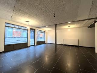Dit instapklaar, recent handelspand dateert van 2008 en is gevestigd in de Stationsstraat nr. 20A. Een ideale locatie voor uw nieuwe zaak, winkel of kantoor. Het pand bevindt zich nabij de Markt van Geel, maar ook vlakbij scholen, winkels en het station, hierdoor genieten we van een uitstekende bereikbaarheid en een zeer goede visibiliteit.<br /><br />Beschrijving:<br />Het pand is te betreden vooraan en heeft verder een mooie etalage. De zaak heeft een vloeroppervlakte van 106m² en is opgesplitst in een gedeelte vooraan en een gedeelte achteraan. De ruimte achteraan kan perfect als extra kantoor- of opslagruimte gebruikt worden. Tevens is er een apart toilet aanwezig en is er nog een buitenberging.<br /><br />Kortom tal van commerciële mogelijkheden op een top locatie!<br /><br />Extra: <br />- Elektriciteit is conform<br />- Gunstig EPC-label: C <br />- Condensatieketel op aardgas<br /><br />Meer informatie en/of een bezichtiging via info@vastengoed.be of 014/72.73.74. <br /><br />Wenst u een gratis schatting van uw eigendom? Contacteer ons vrijblijvend voor een afspraak.