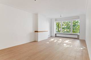 Welkom in de Van Stralenstraat, een doodlopende fietsstraat nabij het centrum van Antwerpen, waar rust en stadse dynamiek elkaar ontmoeten.Zowel de...